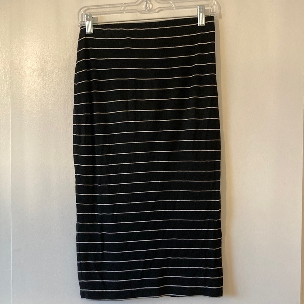 Old navy gently worn black and white striped pencil skirt